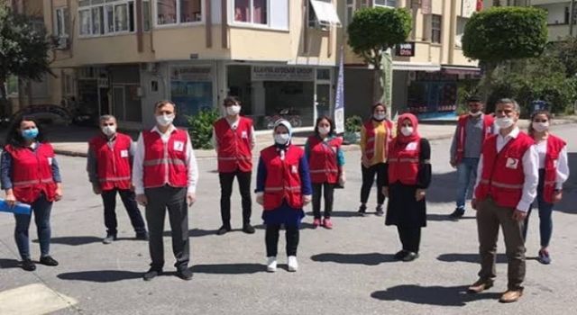 Alanya Kızılay iftar öncesi vatandaşlara Atatürk anıtında yemek dağıtıyor