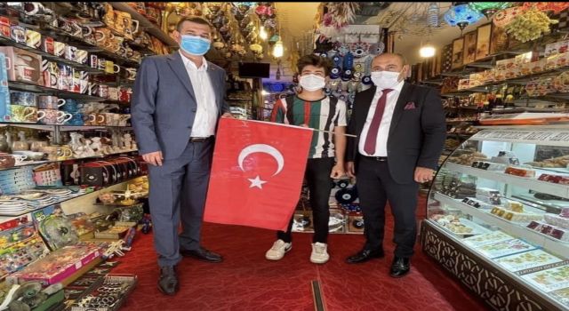 Başkan Türkdoğan Ocak başkanı Yavuz uysal ile birlikte esnaflara bayrak dağıttı