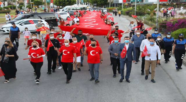 Başkan Yücel 19 Mayıs coşkusunu evlere taşıdı konvoy ile vatandaşların bayramını kutladı