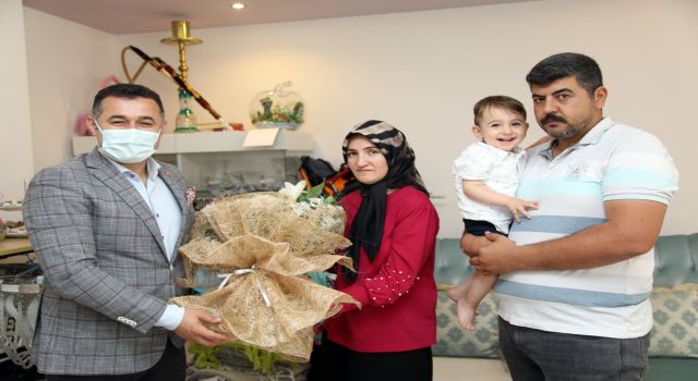 Başkan Yücel anneler gününde SMA hastası minik Ahmet’in annesini ziyaret etti