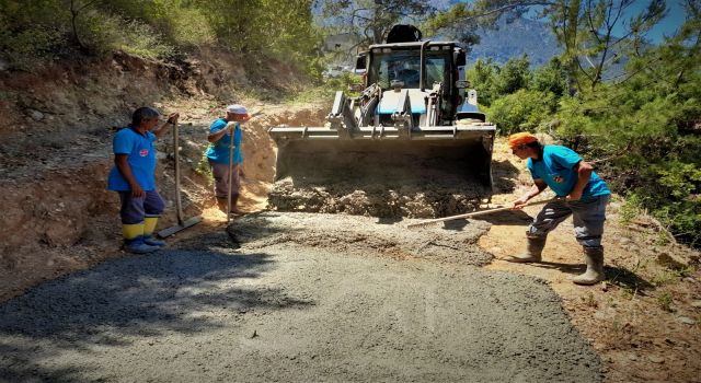 Türktaş ve Dim Uzunöz mahallesinde beton yol çalışması devam ediyor