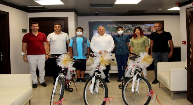 Başkan Şahin başarılı öğrencileri bisiklet ile ödüllendirdi