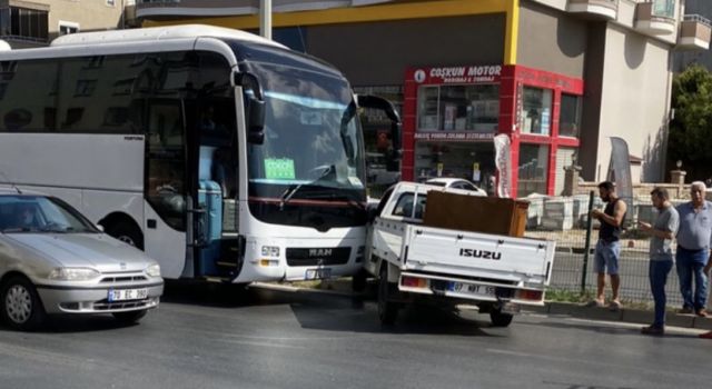 Çevre yolunda kaza araç otobüsün altına girdi