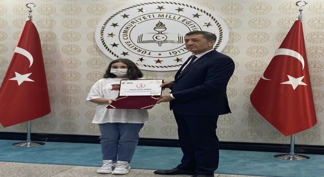 Türkiye üçüncüsü olan Hasine ödülünü bakan Ziya Selçuk’tan aldı