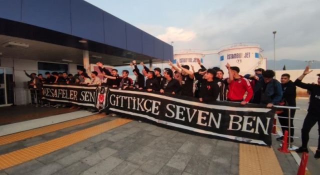 Beşiktaş taraftarı takımını pankartla karışladı