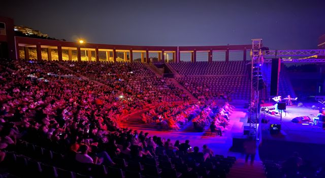 ZUHAL OLCAY ELA BEBEK YARARINA KONSER VERDİ