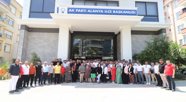 AK PARTİ’DE BAYRAMLAŞMAYA YOĞUN İLGİ
