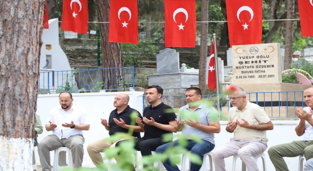 TOKLU ŞEHİTLİK MEZARLIĞINI ZİYARET ETTİ