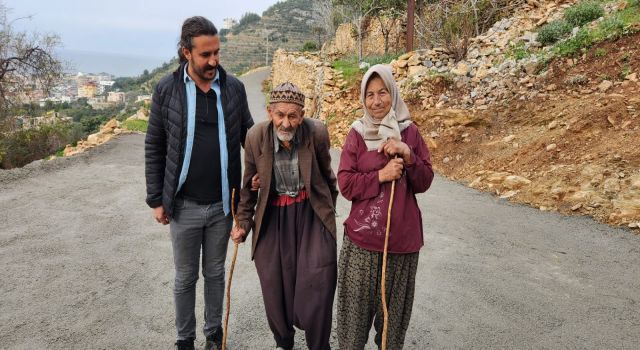 YAŞLI VE ENGELLİ ÇİFTİN YOL SORUNUNU BAŞKAN YÜCEL ÇÖZDÜ