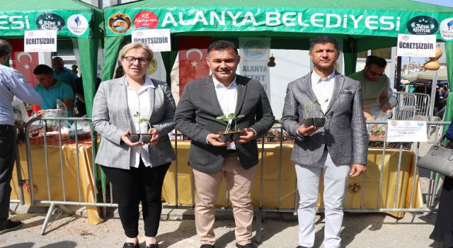 ALANYA BELEDİYESİ SU VE LİF KABAĞI FİDESİ DAĞITMAYA DEVAM EDİYOR