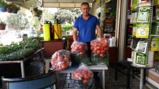 Alanya Toroslarının Yörük Beyi bahçesinden topladığı sebzeleri ihtiyaç sahiplerine veriyor