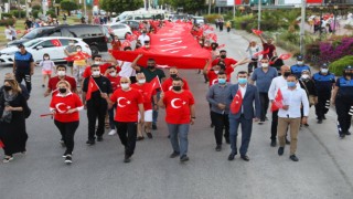 Başkan Yücel 19 Mayıs coşkusunu evlere taşıdı konvoy ile vatandaşların bayramını kutladı