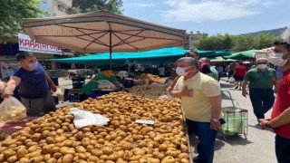 Cumhuriyet halk partisi ilçe başkanı Coşkun Karadağ pazar esnafını ziyaret etti