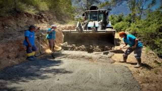 Türktaş ve Dim Uzunöz mahallesinde beton yol çalışması devam ediyor