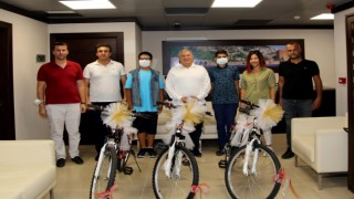 Başkan Şahin başarılı öğrencileri bisiklet ile ödüllendirdi