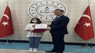 Türkiye üçüncüsü olan Hasine ödülünü bakan Ziya Selçuk’tan aldı
