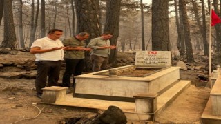 Yangında zarar görmeyen şehidimizin mezarı başında dua ettiler