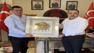 Altso Başkan adayı Tunahan Toksöz’den Başkan Türkdoğan’a anlamlı hediye