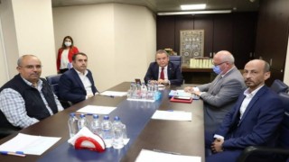 Başkan Çalış taksicilerin sorunlarını Büyükşehir belediye başkanı Muhittin Böcek’e anlattı