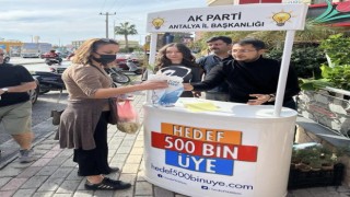 Ak gençler üye çalışması ve fidan dağıtımı yaptı