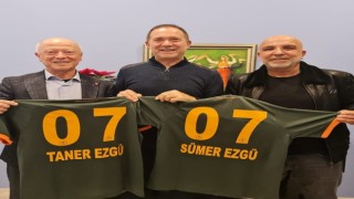 Başkan Hasan Çavuşoğlu sanatçı Sümer Ezgü’yü ziyaret etti