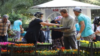 ALANYA BELEDİYESİ BAYRAMDA 62 BİN ÇİÇEK DAĞITTI